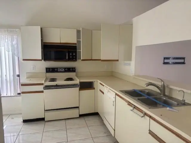 9332 Laurel Green Dr, Boynton Beach, FL 33437 - Image #2