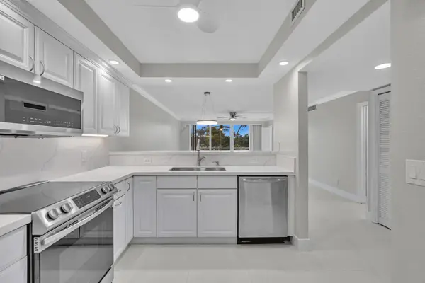 3800 Oaks Clubhouse Dr #201, Pompano Beach, FL 33069