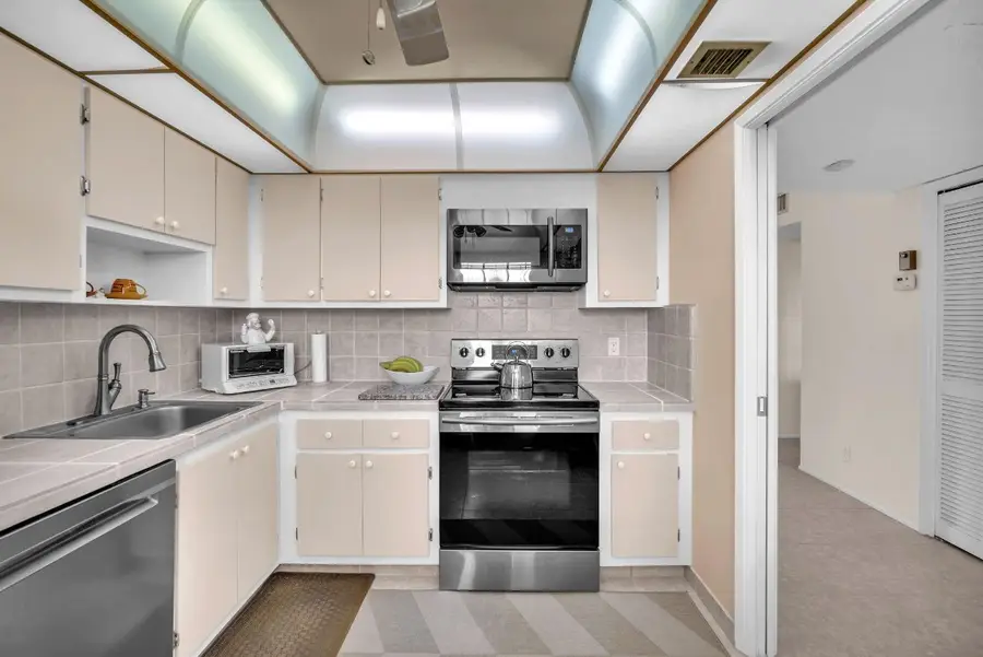 605 Oaks Drive #907, Pompano Beach, FL 33069 - Image #3