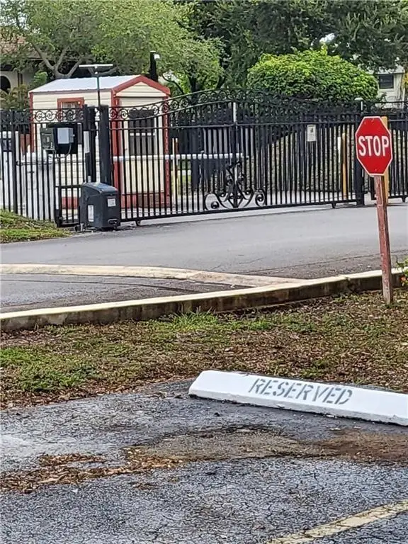 780 NE 199th St #E 101, Miami, FL 33179