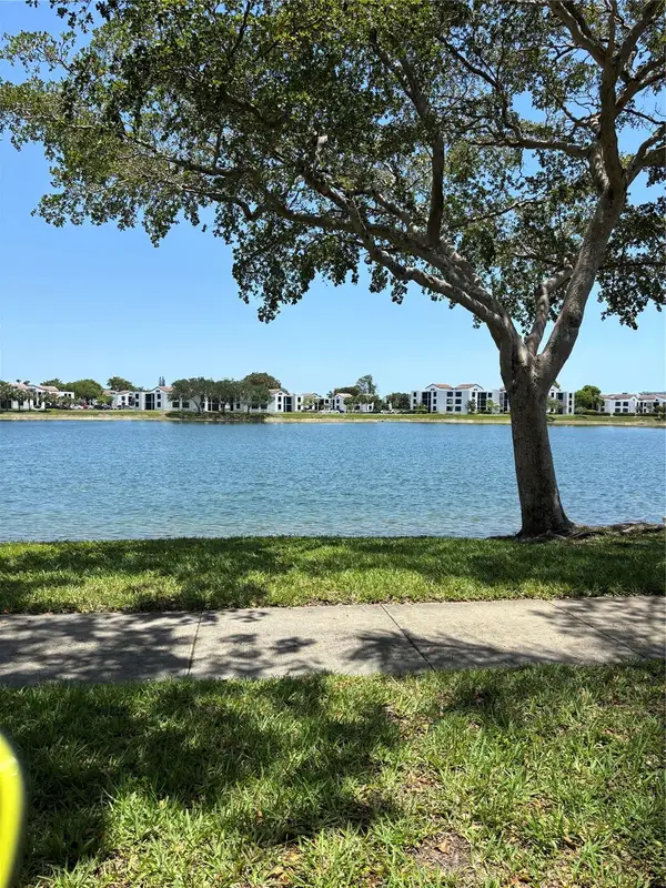 201 W Lake Pointe Dr #107, Oakland Park, FL 33309