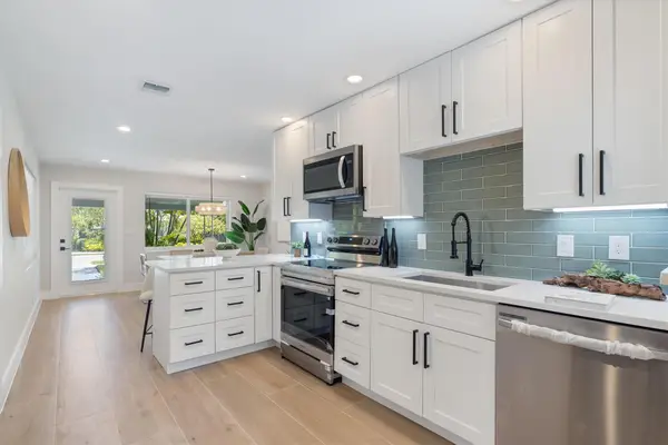 860 NE 34th St, Oakland Park, FL 33334