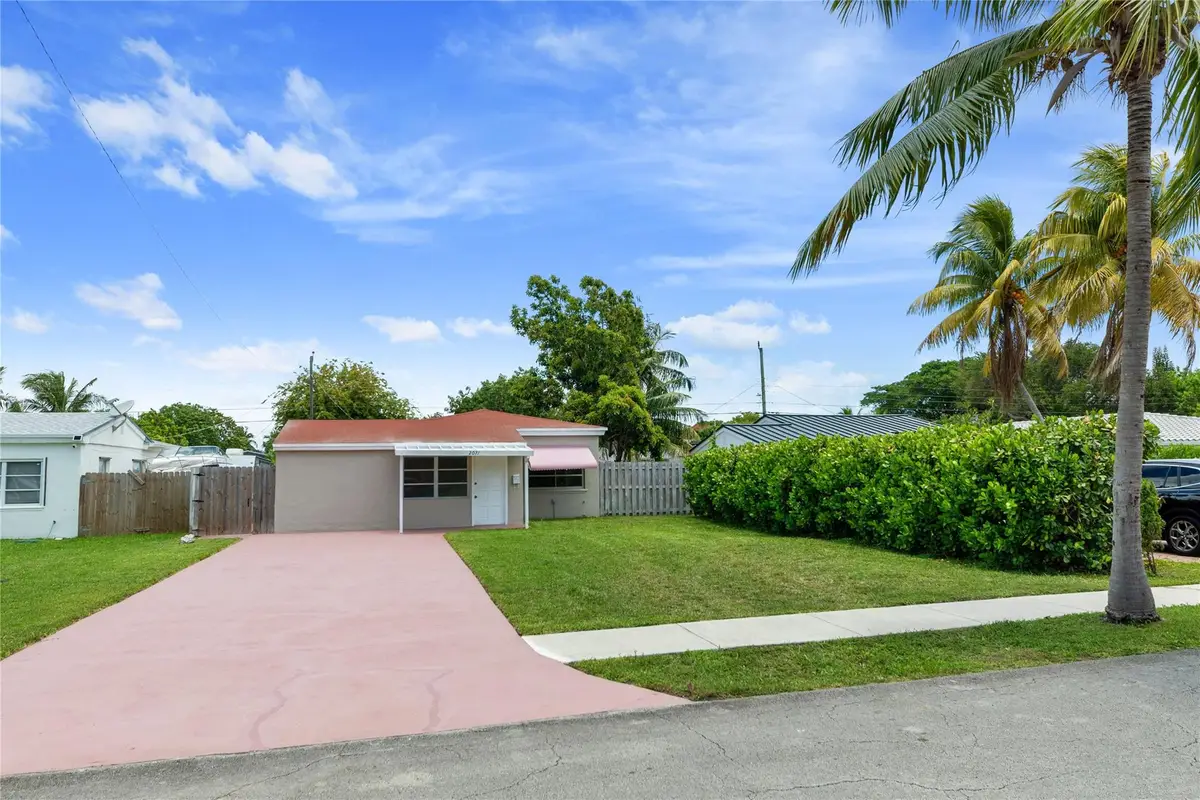 2071 NE 180th St, North Miami Beach, FL 33162 - Image #1