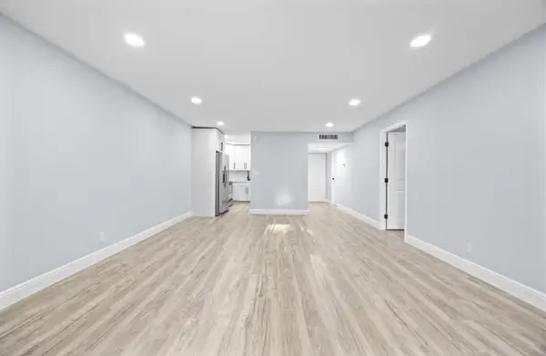 6061 N Falls Cir Dr #109, Lauderhill, FL 33319