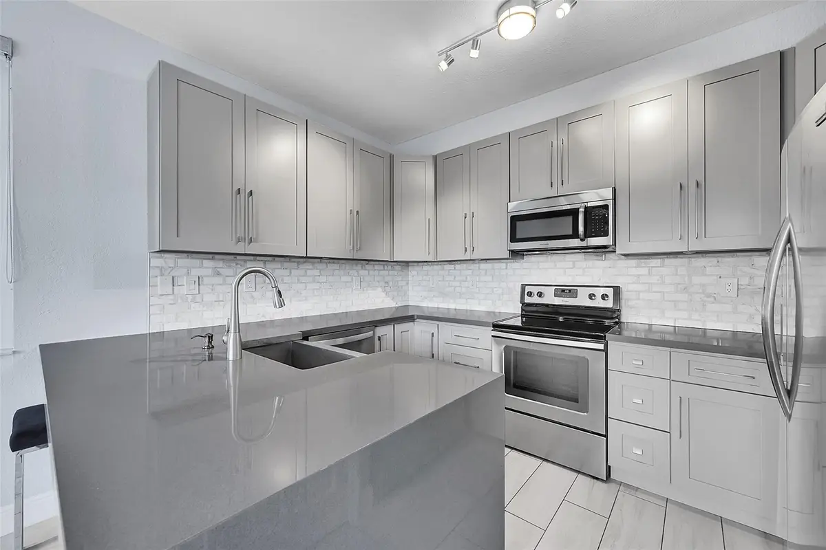 150 Jacaranda Country Club Dr #200, Plantation, FL 33324 - Image #1