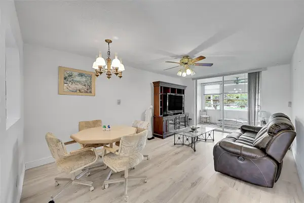 9380 Sunrise Lakes Blvd #206, Sunrise, FL 33322