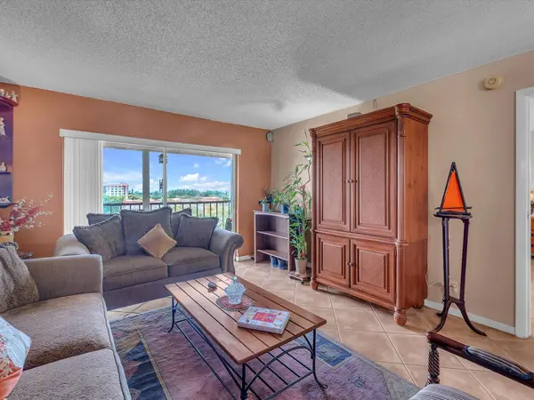 5860 NW 44th St #804, Lauderhill, FL 33319