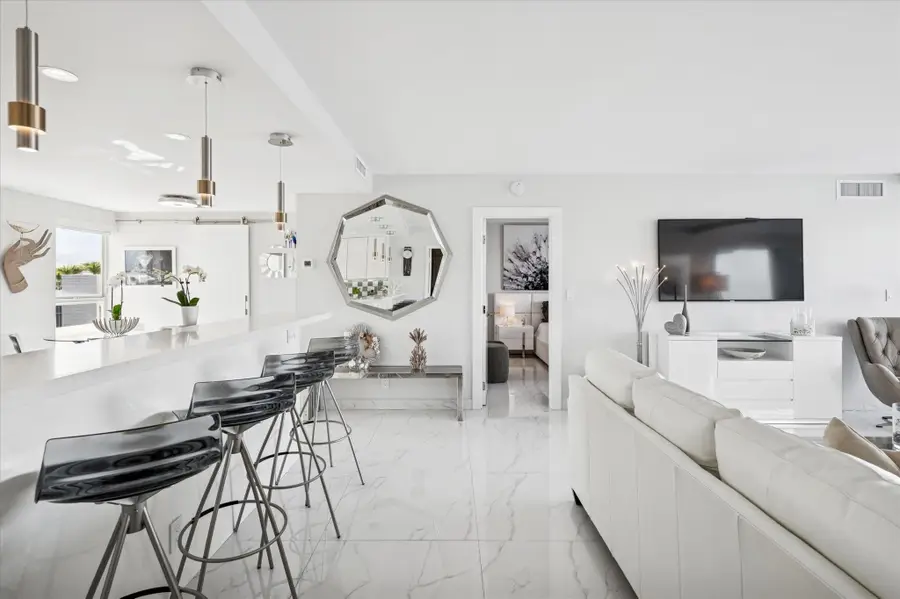 215 N Birch #8C, Fort Lauderdale, FL 33304 - Image #2