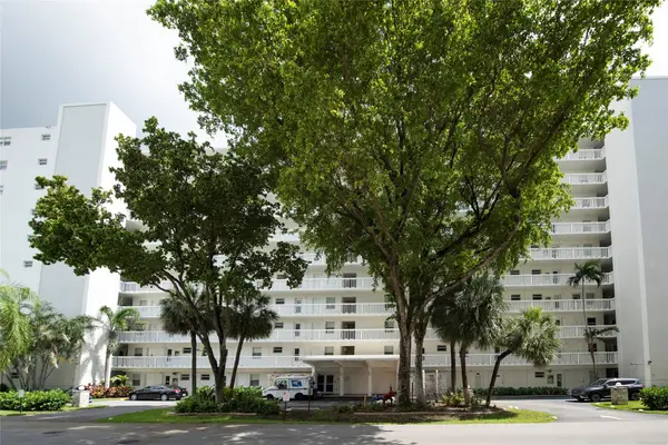 2555 NE 11th St #302, Fort Lauderdale, FL 33304