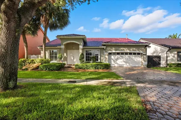 8994 NW 187th St, Hialeah, FL 33018