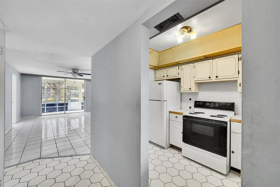 2901 Sunrise Lakes Dr #101, Fort Lauderdale, FL 33322 - Image #3
