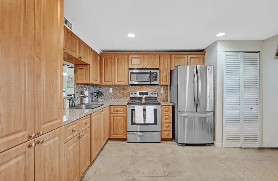 900 Colony Point Circle #221, Pembroke Pines, FL 33026 - Image #3