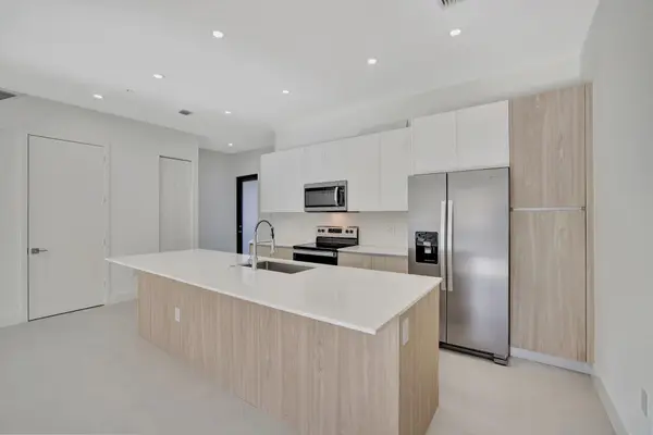 4208 NE 7th Ter #8, Oakland Park, FL 33334