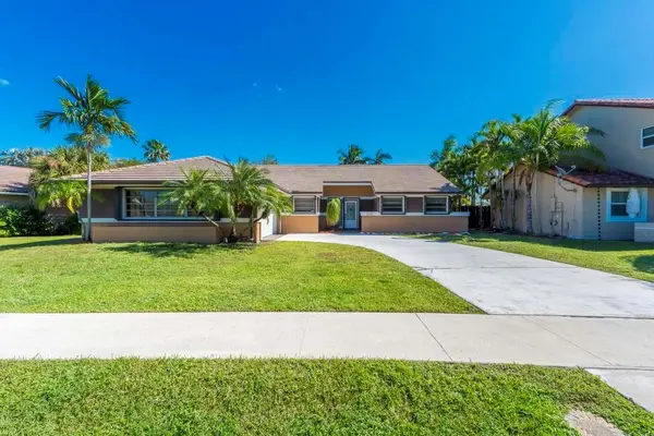 5720 W Waterford Dr, Davie, FL 33331