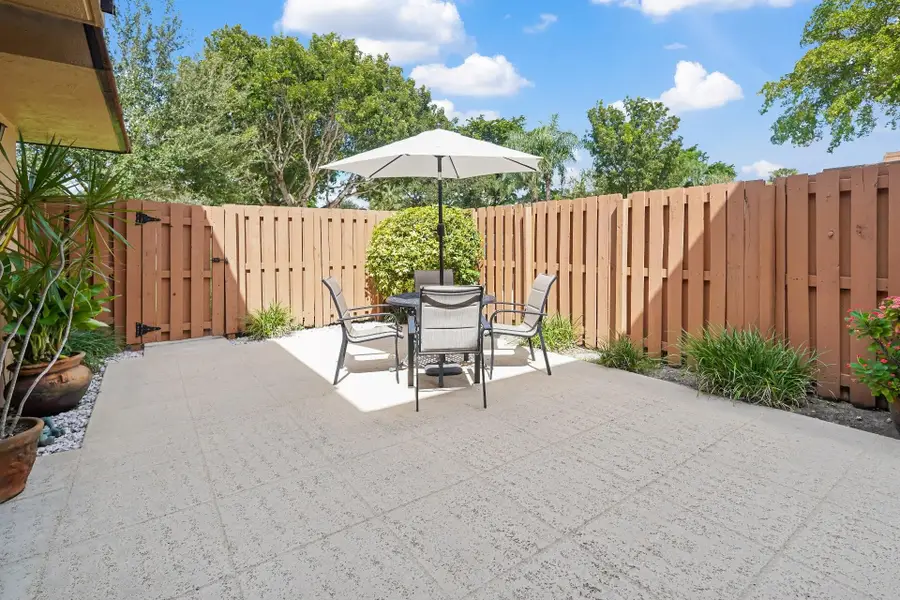 2522 Camelot Ct, Cooper City, FL 33026-3649 - Image #2