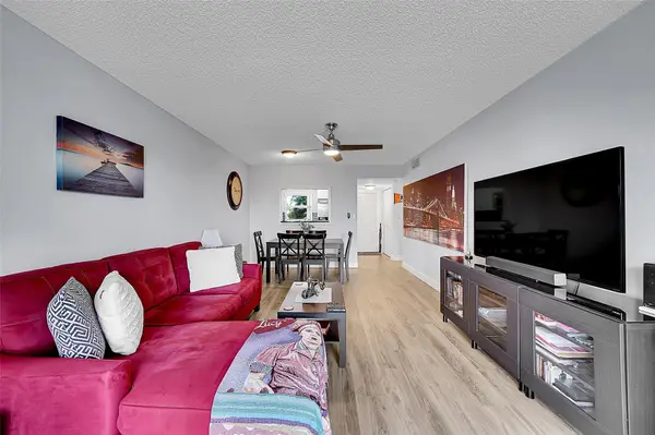 9370 Sunrise Lakes Blvd #207, Sunrise, FL 33322