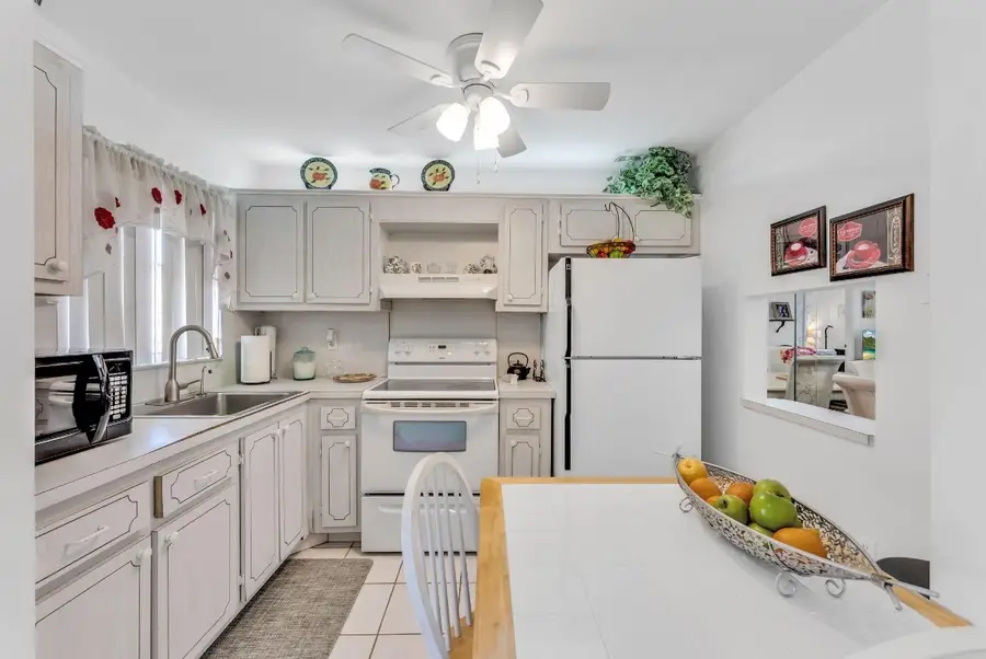 8950 Sunrise Lakes Boulevard #210, Sunrise, FL 33322 - Image #3