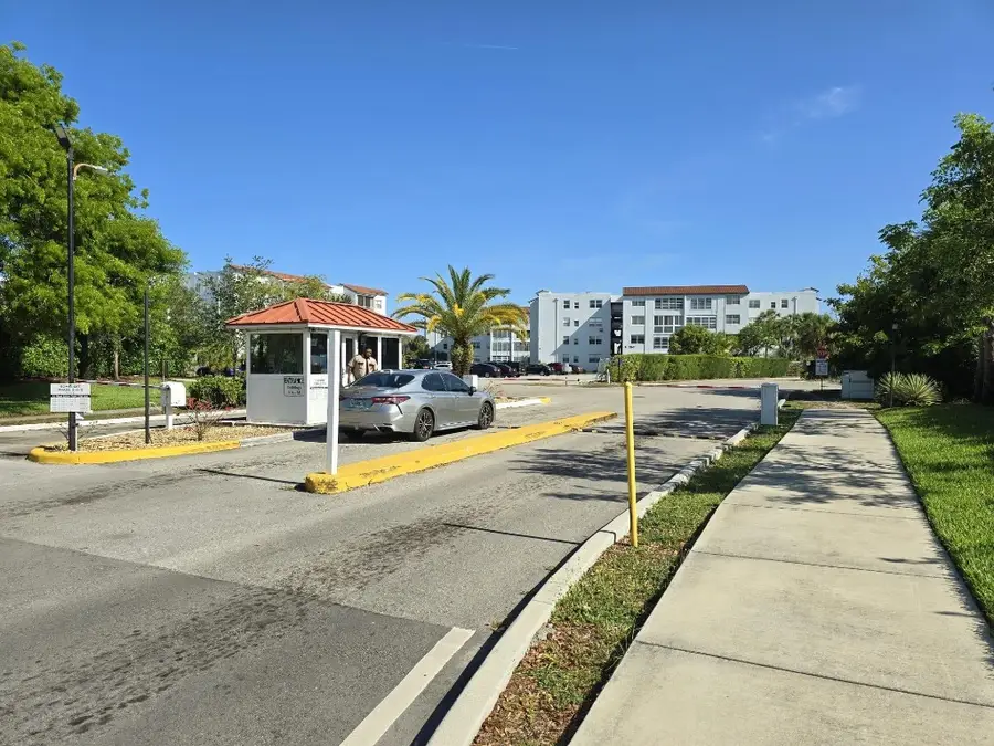 2860 Somerset Drive #317K, Fort Lauderdale, FL 33311 - Image #2