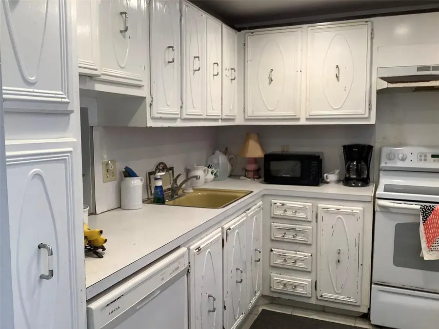 2300 NE 1st Lane #107, Boynton Beach, FL 33435 - Image #2