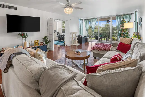 3930 Oaks Clubhouse Dr #304, Pompano Beach, FL 33069