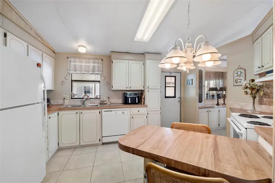 8600 SW 16th Pl, Davie, FL 33324 - Image #3