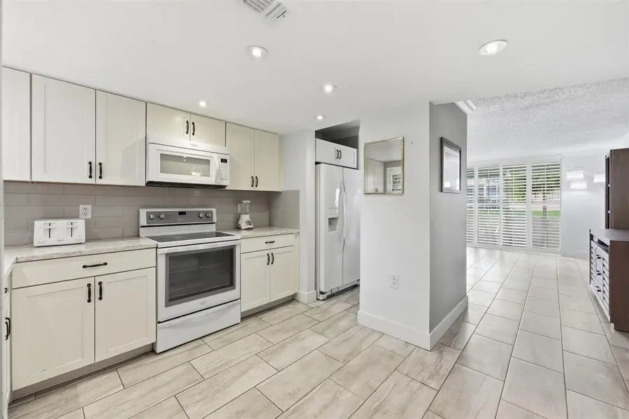 9460 Sunrise Lakes Boulevard #112, Sunrise, FL 33322 - Image #3