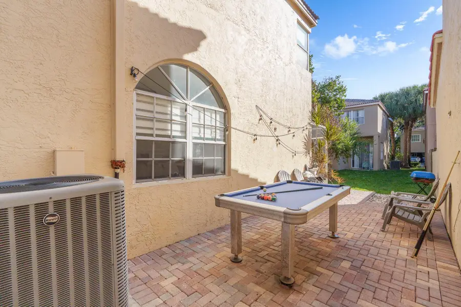 527 NW 87th Ln, Coral Springs, FL 33071 - Image #2