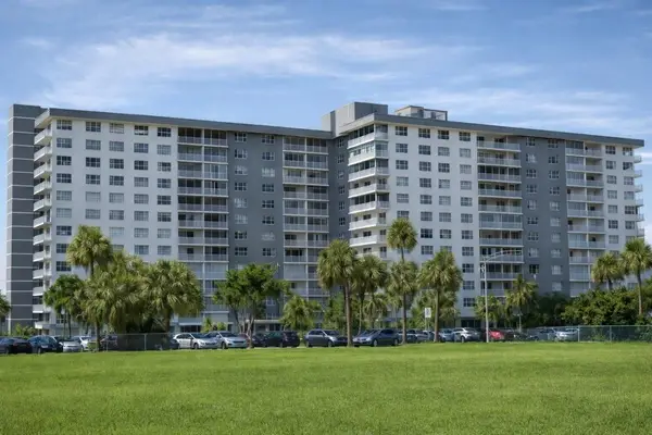 3800 Hillcrest Drive #112, Hollywood, FL 33021