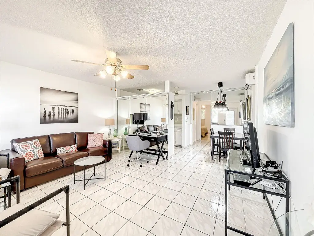 815 SW 10th Terrace #18V, Hallandale Beach, FL 33009 - Image #1