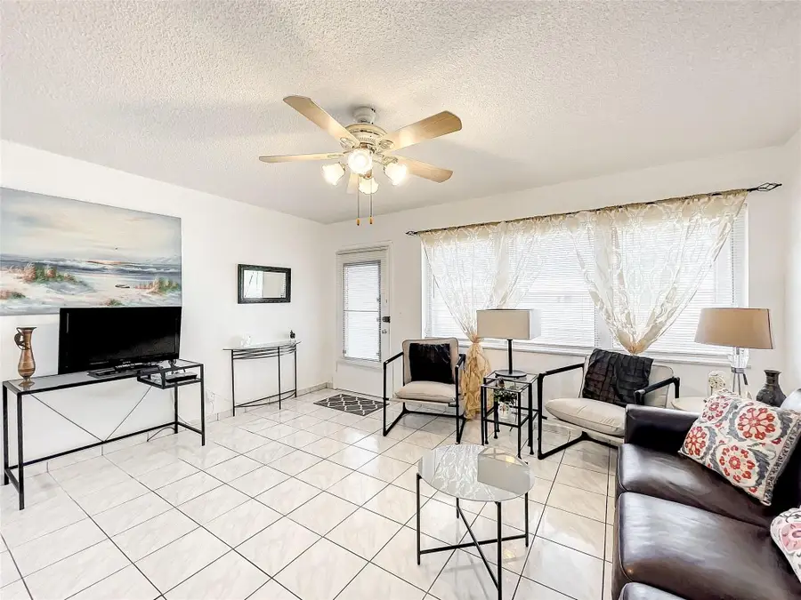 815 SW 10th Terrace #18V, Hallandale Beach, FL 33009 - Image #3