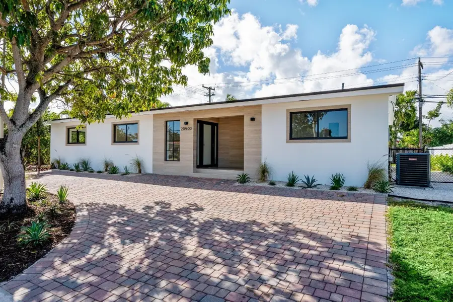 20500 Highland Lakes Boulevard, Miami, FL 33179 - Image #3