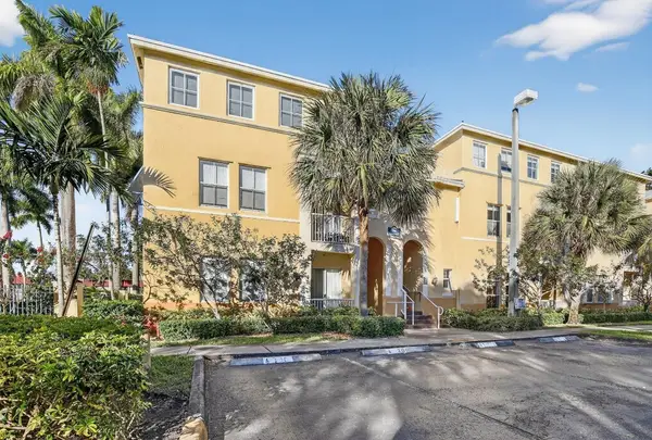 100 Jacaranda Country Club Drive #101, Plantation, FL 33324