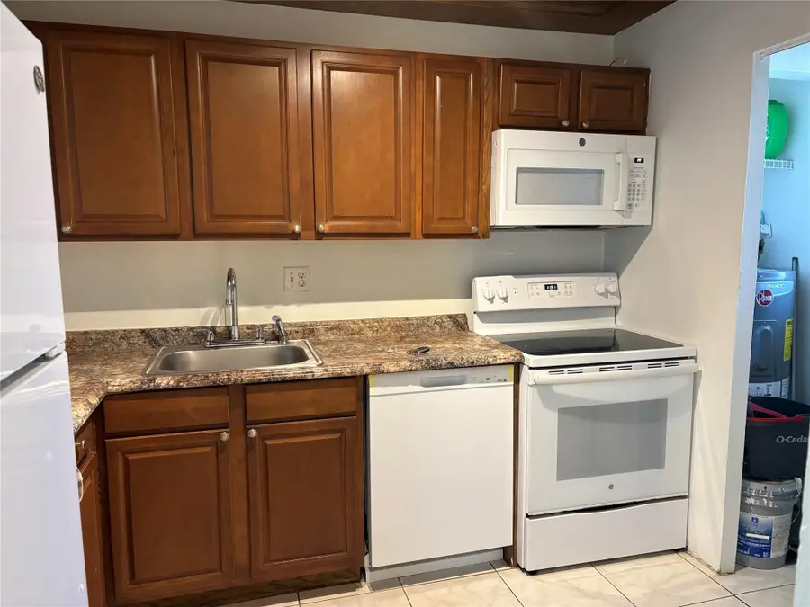 8000 Colony Circle #201, Fort Lauderdale, FL 33321 - Image #3