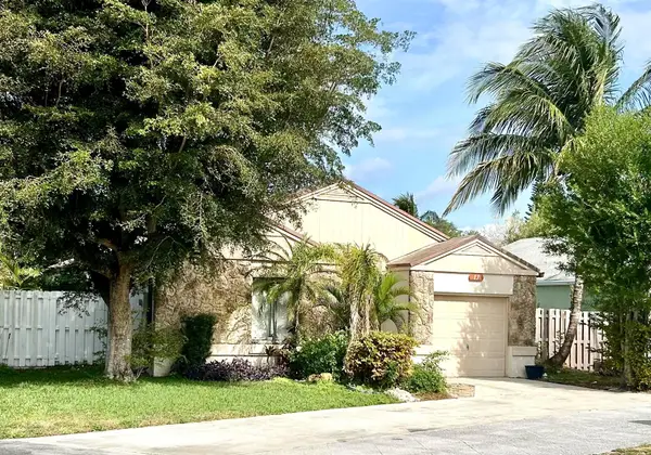 11 Mayfield Way, Boynton Beach, FL 33426