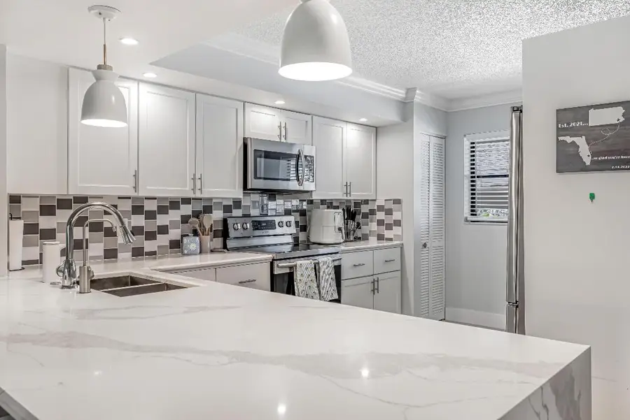 12926 Briarlake Drive #201, Palm Beach Gardens, FL 33418 - Image #2