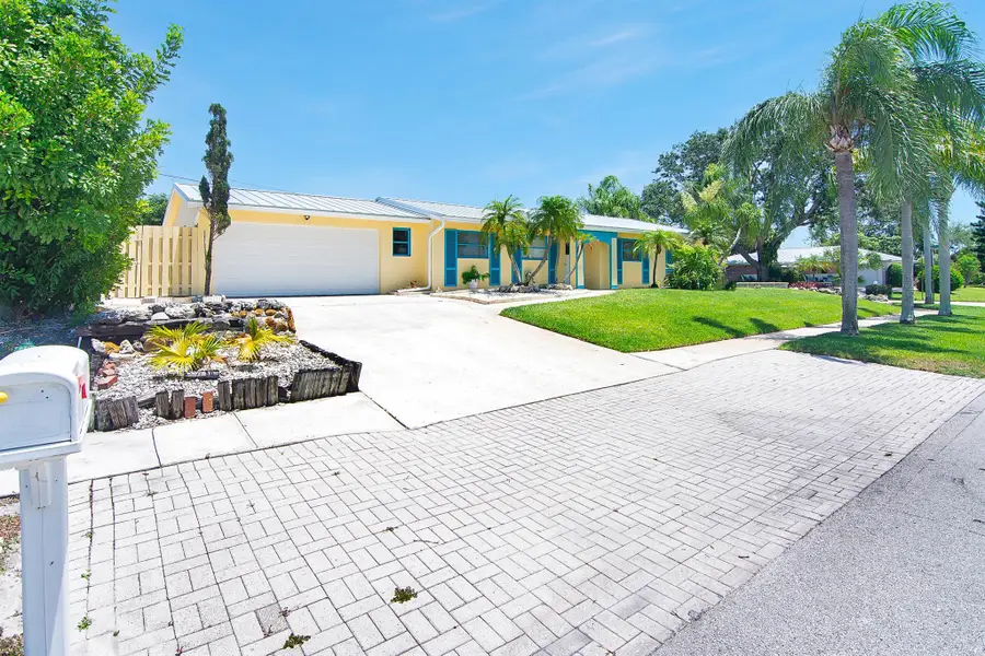 360 Saturn Avenue, Tequesta, FL 33469 - Image #2