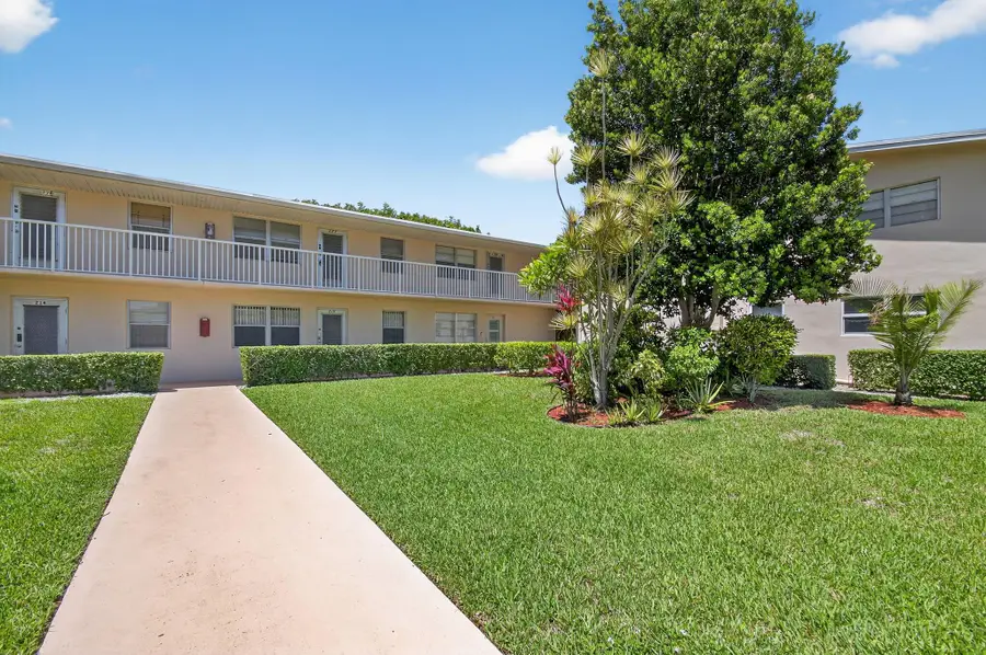 216 Dorchester J, West Palm Beach, FL 33417 - Image #2