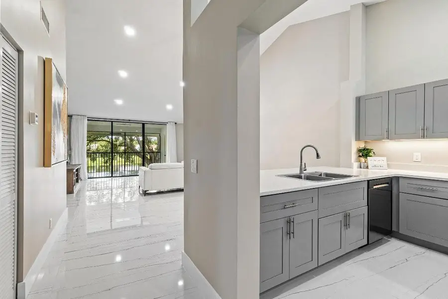 6944 Briarlake Circle #203, Palm Beach Gardens, FL 33418 - Image #3