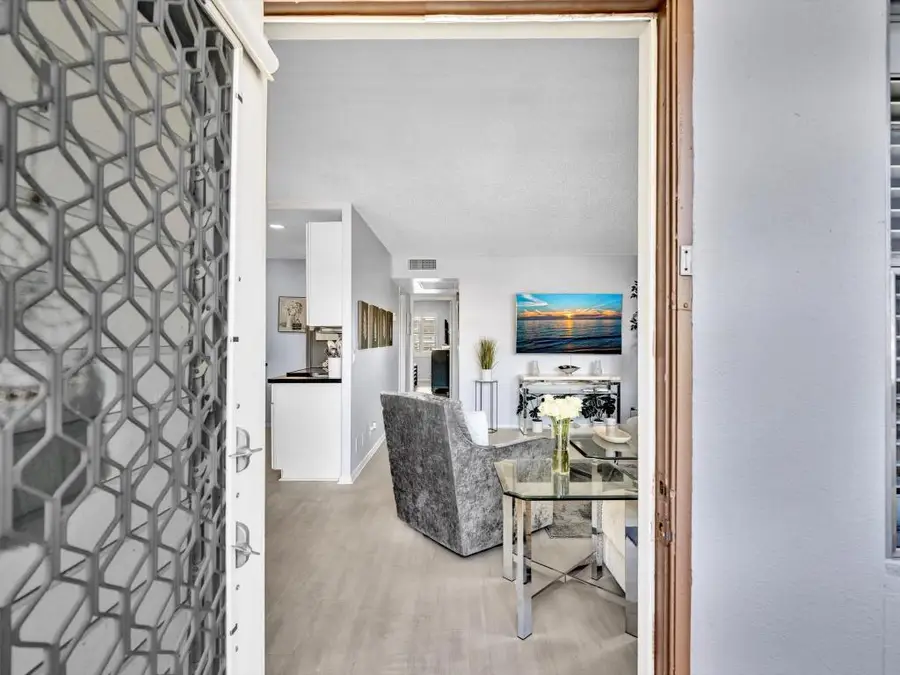 2083 Guildford E, Boca Raton, FL 33434 - Image #3