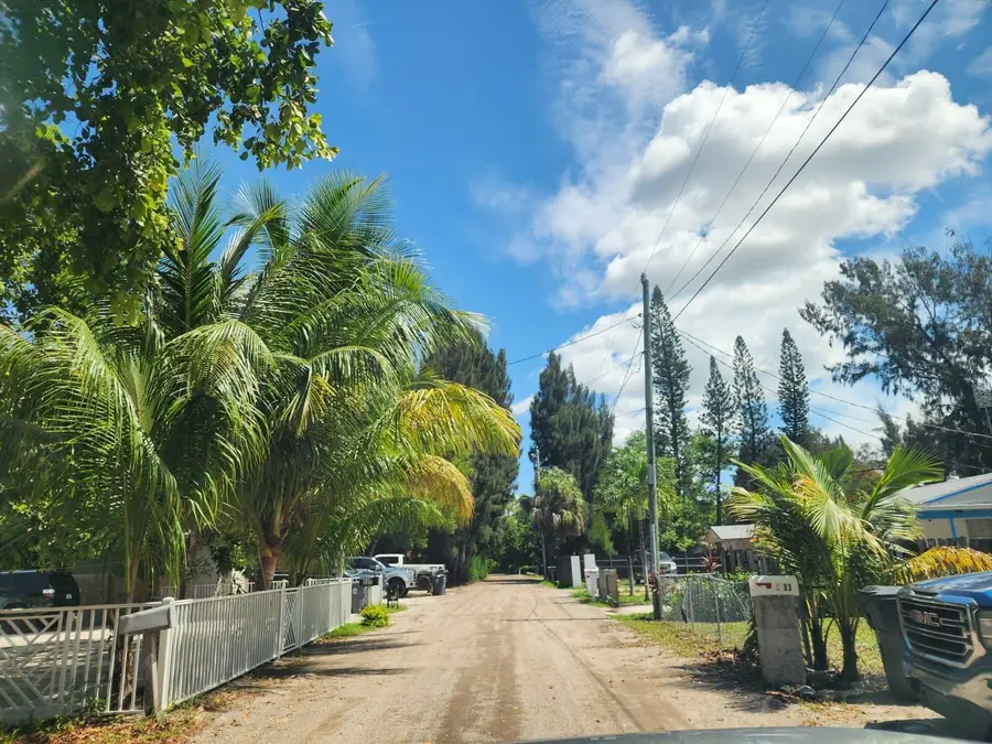 916 Weymouth Road, Lake Worth, FL 33461 - Image #2