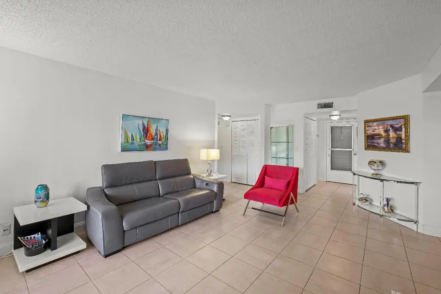 3871 Via Poinciana #104, Lake Worth, FL 33467 - Image #3
