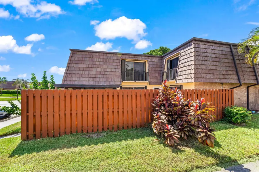 632 Springdale Circle, Palm Springs, FL 33461 - Image #2