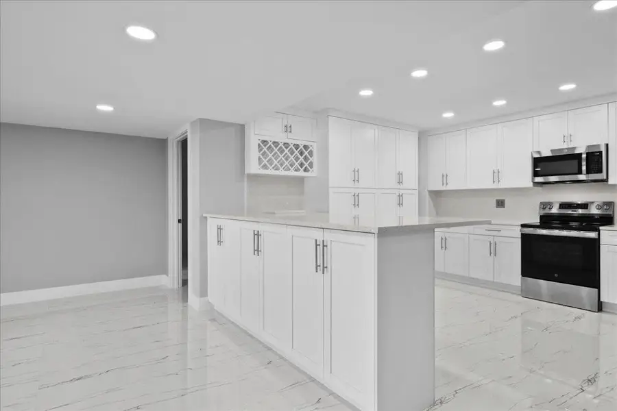 3040 Lake Shore Drive #101, Riviera Beach, FL 33404 - Image #3