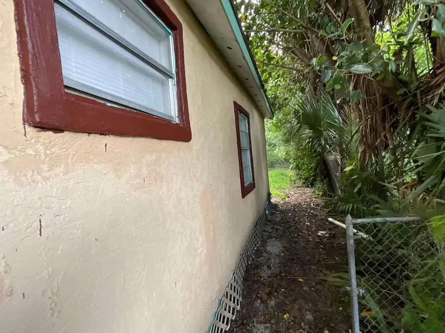 435 N 15th Street, Fort Pierce, FL 34950 - #3