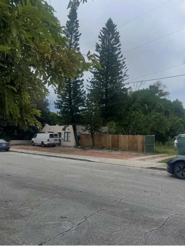 818 Briggs Street, West Palm Beach, FL 33405