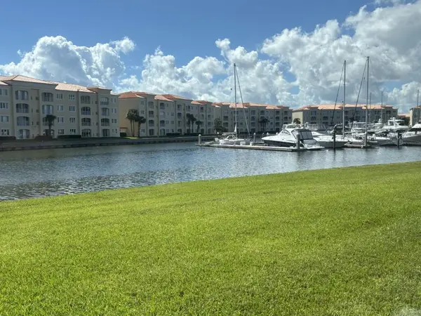 8 Harbour Isle Drive E #104, Fort Pierce, FL 34949