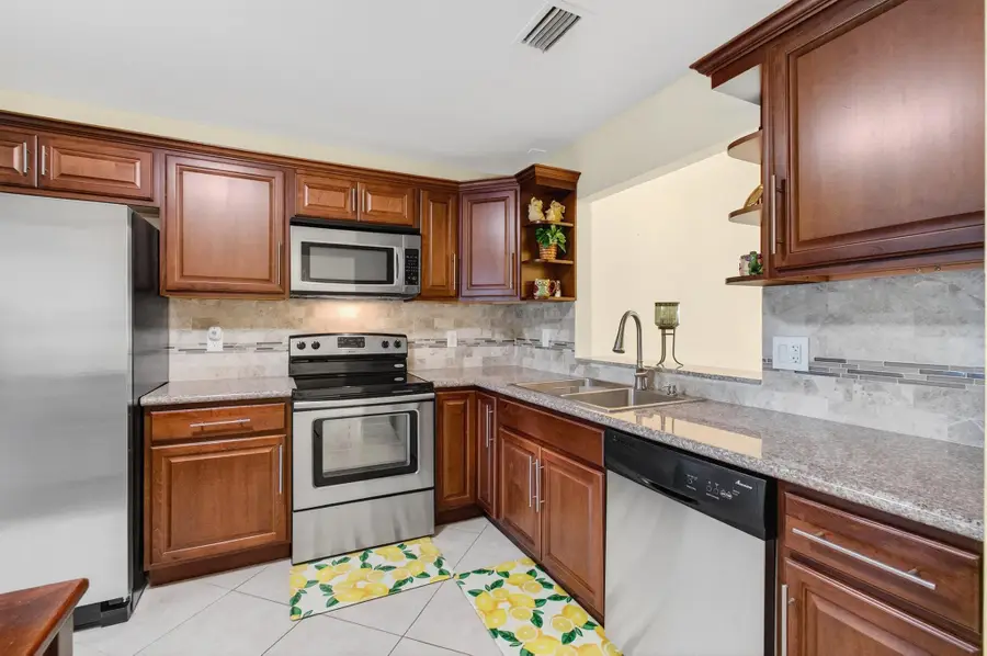 4330 Lucerne Villas Lane, Lake Worth, FL 33467 - Image #2