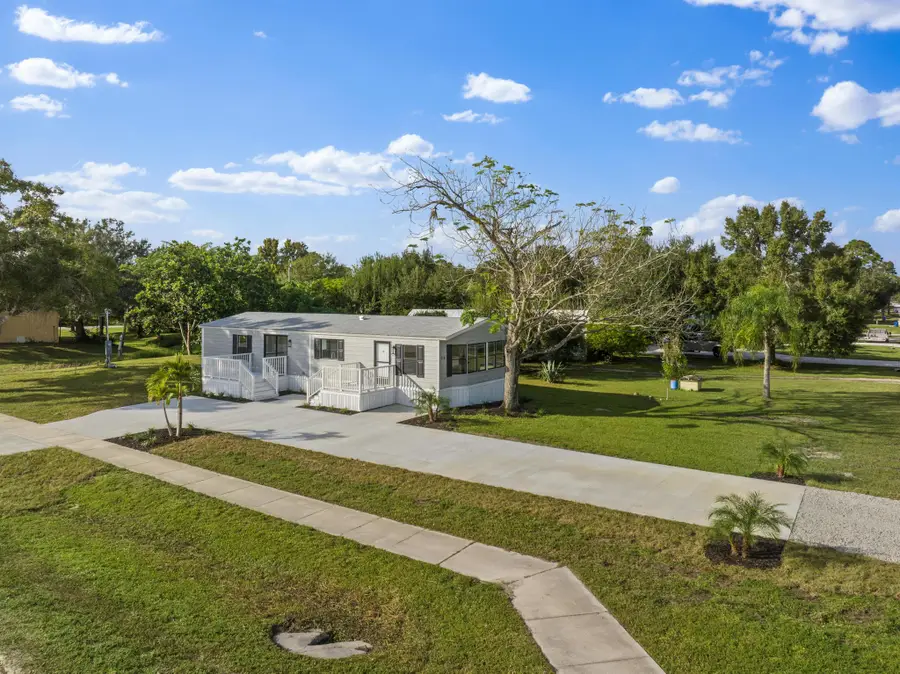 218 S Maple St, Fellsmere, FL 32948 - Image #2