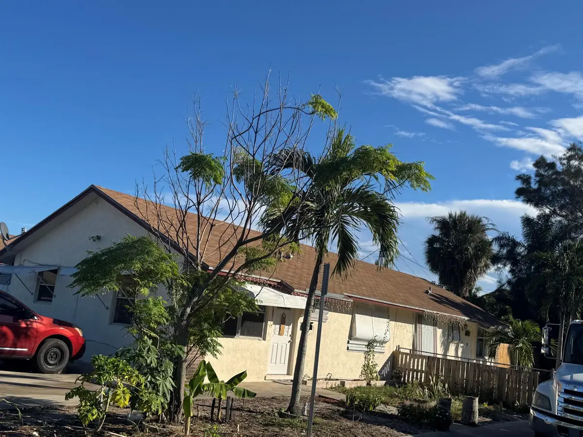 528 E Lakewood Rd Road, West Palm Beach, FL 33405 - Image #1