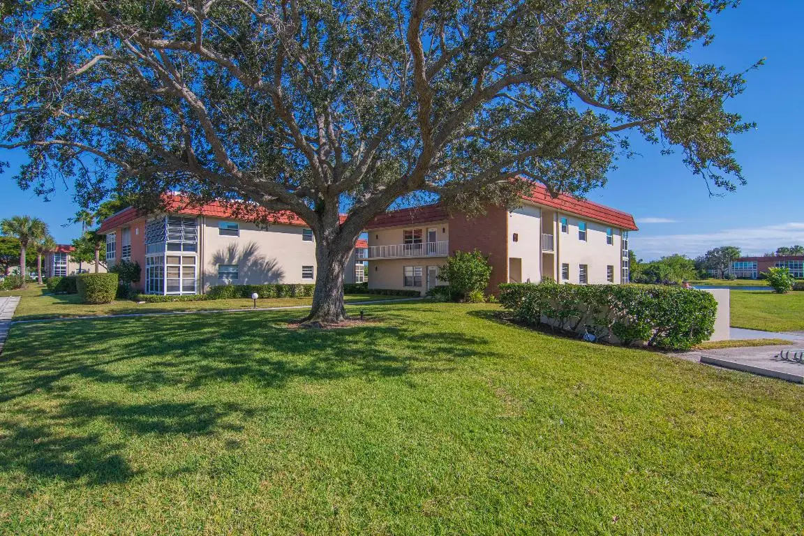 68 Royal Oak Court #202, Vero Beach, FL 32962 - Image #1